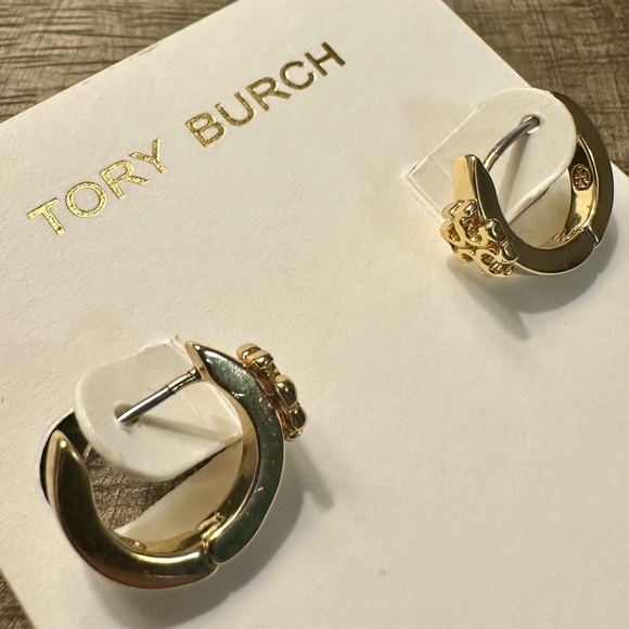 New Auth TORY BURCH ICON HUGGIE EARRINGS in Gold on TB Earring Card - Picture 3 of 12